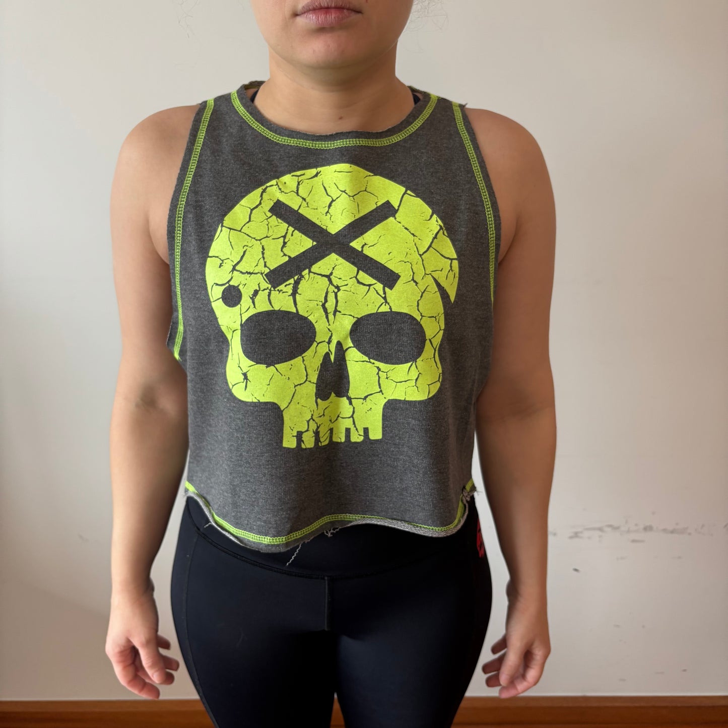 Cava Crop Caveira Bscross Cinza com Amarelo Neon