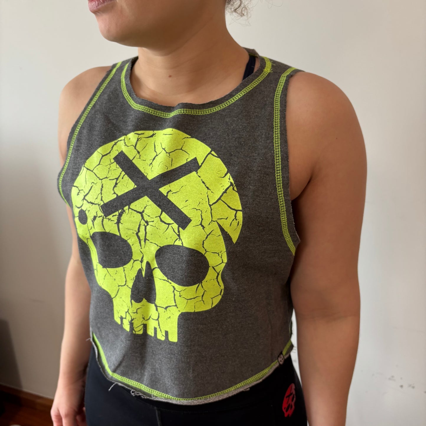 Cava Crop Caveira Bscross Cinza com Amarelo Neon