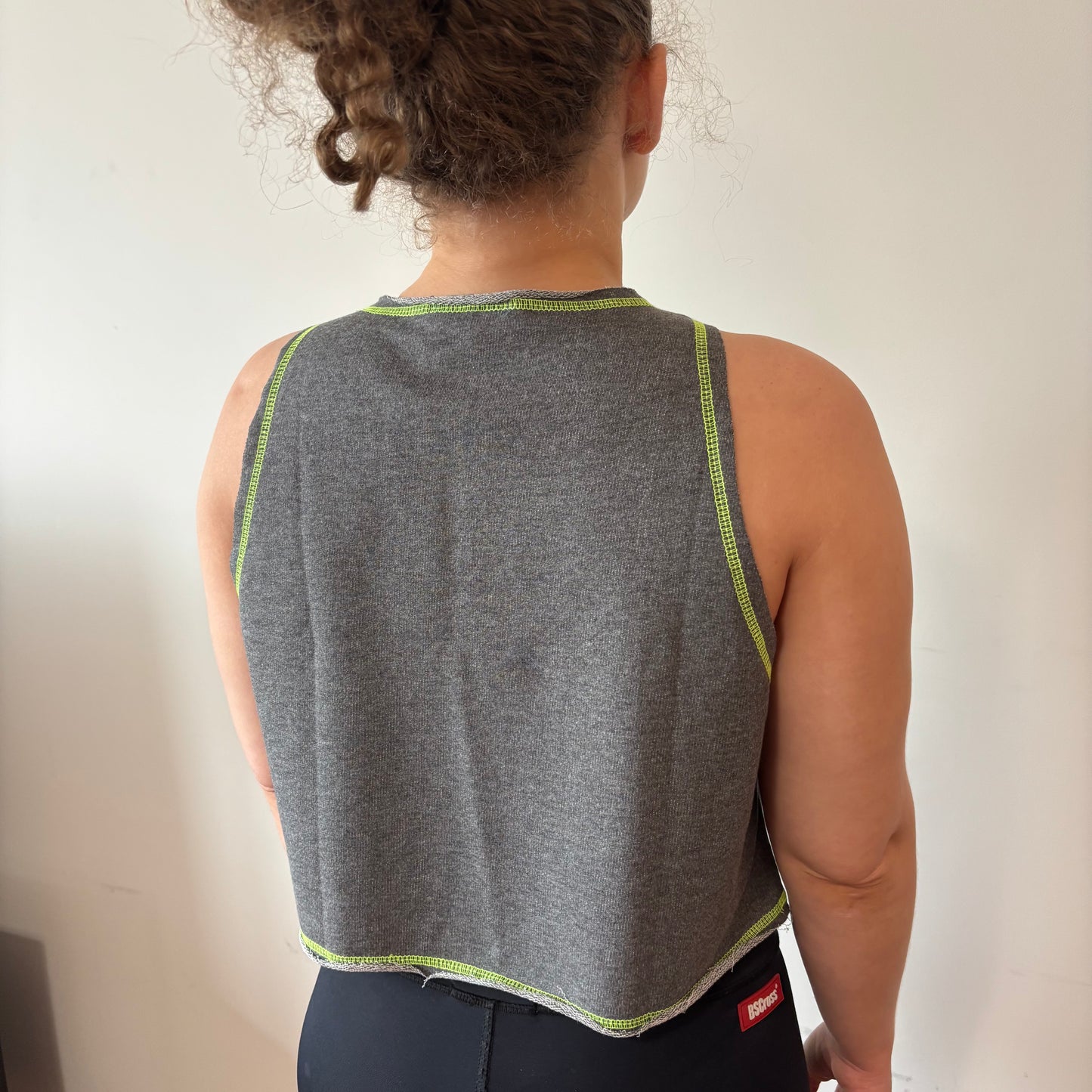 Cava Crop Caveira Bscross Cinza com Amarelo Neon