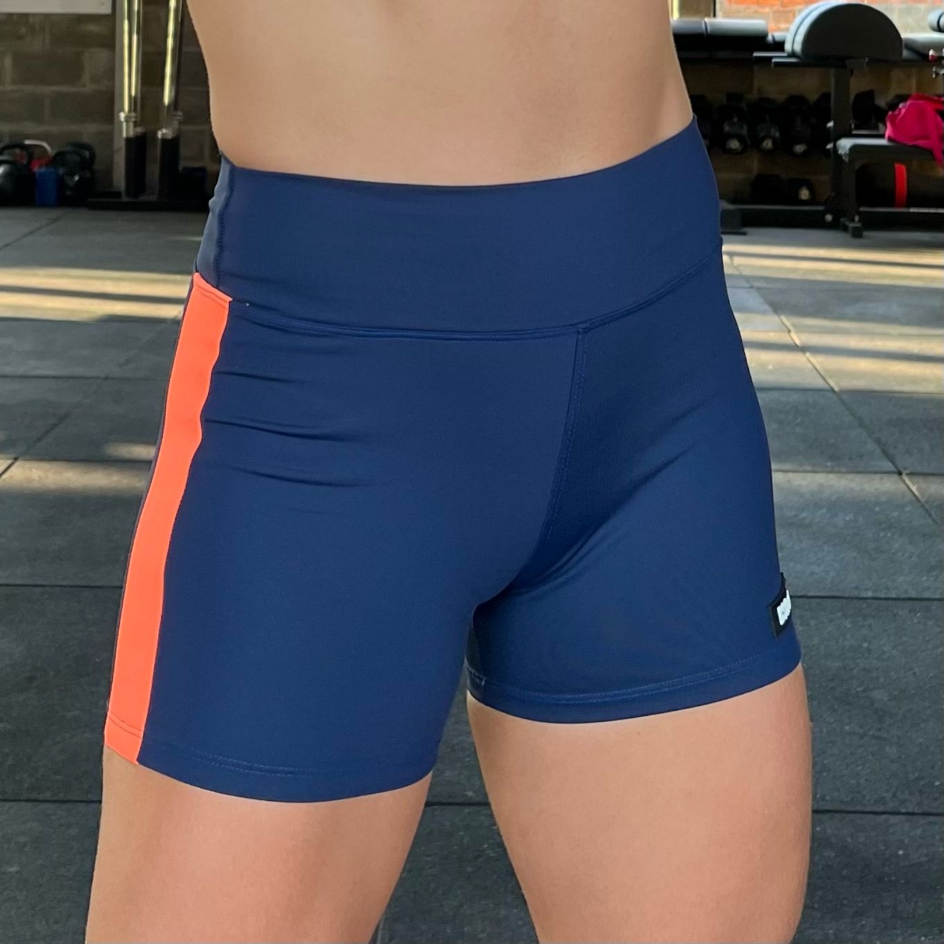 Short Feminino Intermediário Elástico Neon Bscross Marinho / Laranja